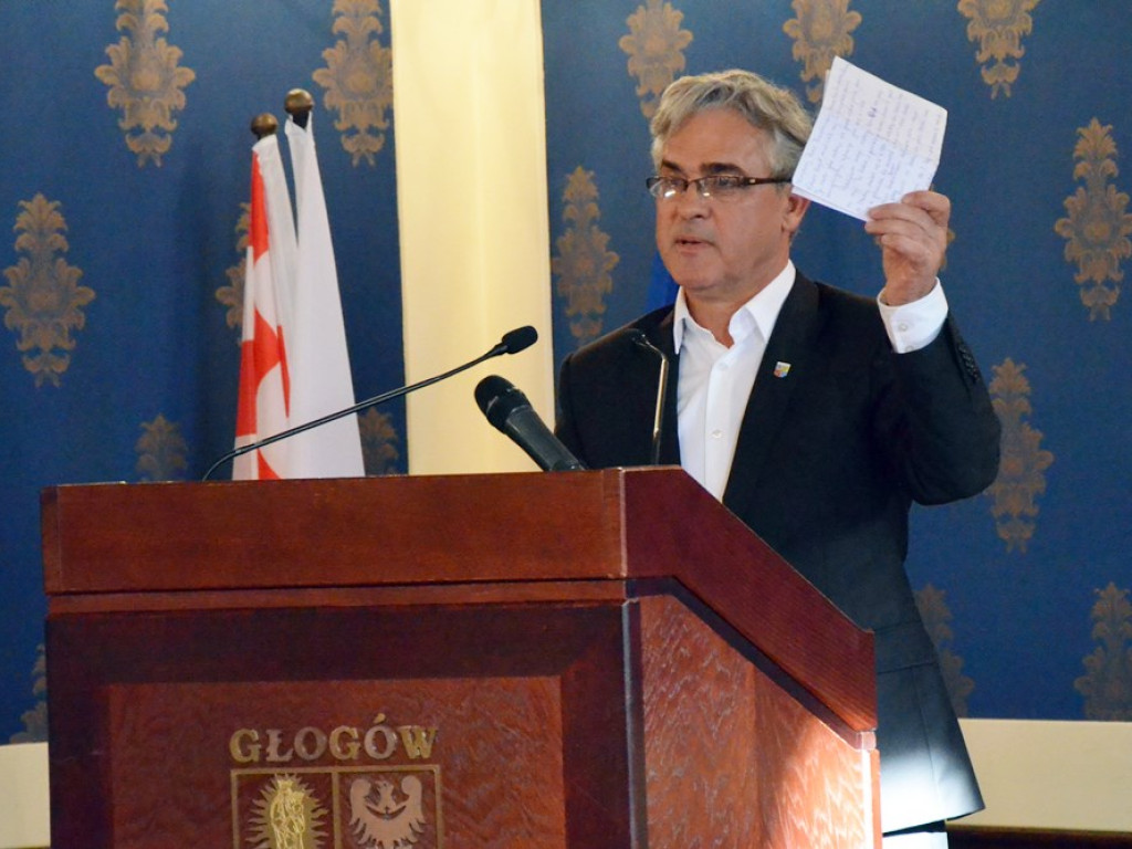 Radni tupnęli nogą, uderzyli ręką w stół. Kłótnia o Chrobrego skończyła się... zwycięstwem na boisku