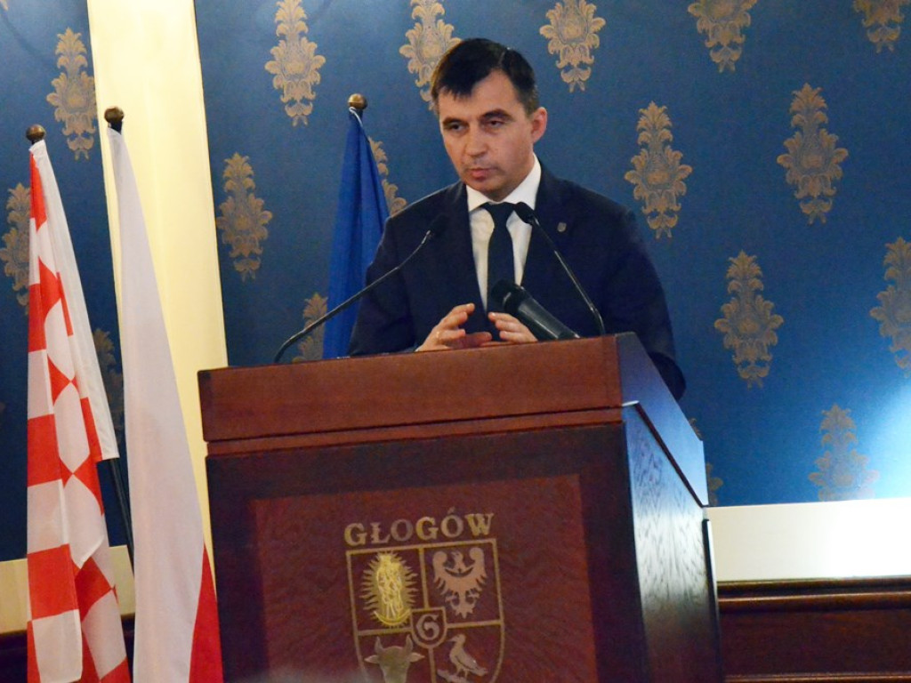 Radni tupnęli nogą, uderzyli ręką w stół. Kłótnia o Chrobrego skończyła się... zwycięstwem na boisku