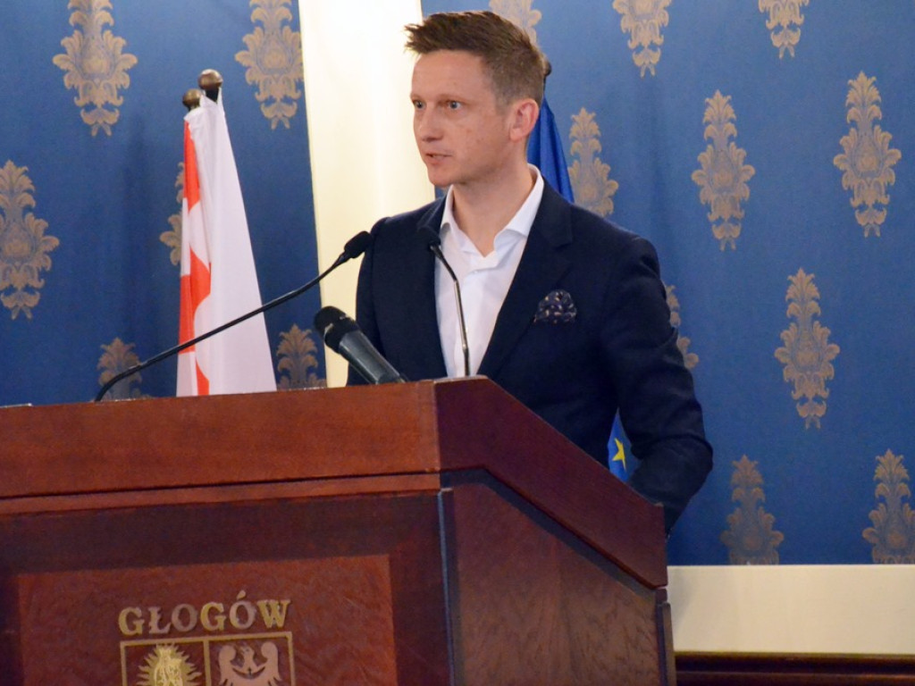Radni tupnęli nogą, uderzyli ręką w stół. Kłótnia o Chrobrego skończyła się... zwycięstwem na boisku
