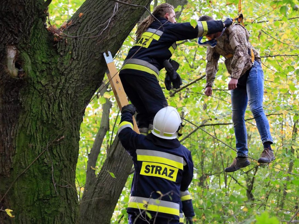 Gasili pożar kościoła i ściągali paralotniarza z drzewa... Ćwiczenia strażaków z gminy Głogów