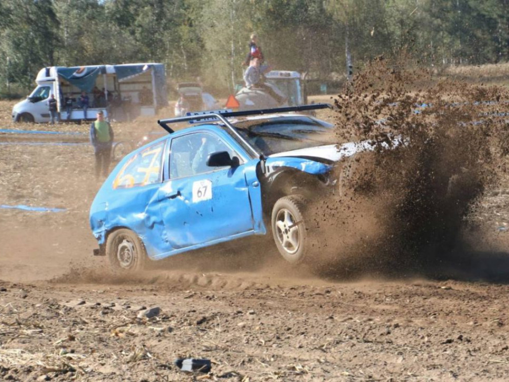 Ścigają się gratami i mają z tego frajdę. Na torze są zderzenia, wywrotki i dachowania! Super! [GALERIA FOTO]