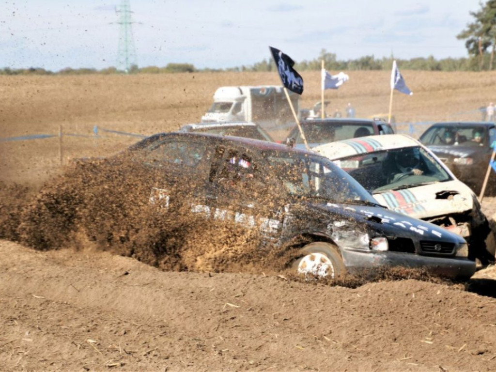 Ścigają się gratami i mają z tego frajdę. Na torze są zderzenia, wywrotki i dachowania! Super! [GALERIA FOTO]
