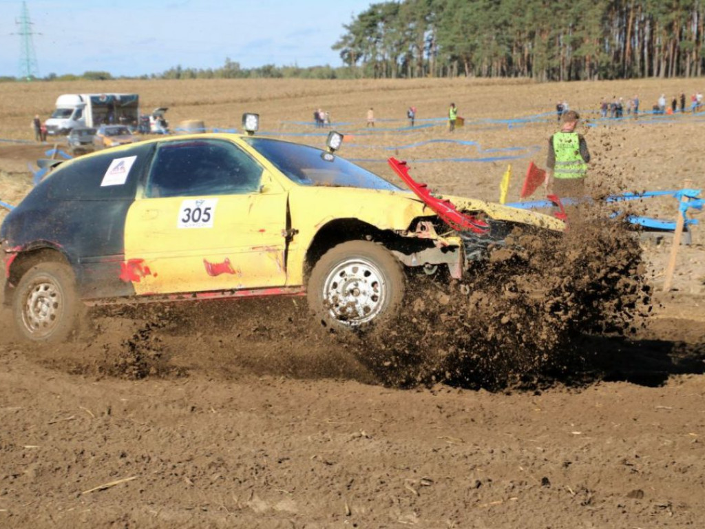Ścigają się gratami i mają z tego frajdę. Na torze są zderzenia, wywrotki i dachowania! Super! [GALERIA FOTO]