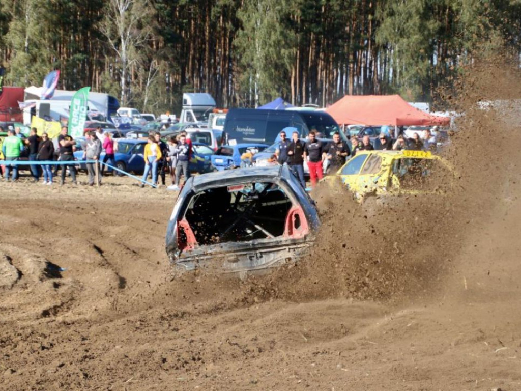 Ścigają się gratami i mają z tego frajdę. Na torze są zderzenia, wywrotki i dachowania! Super! [GALERIA FOTO]