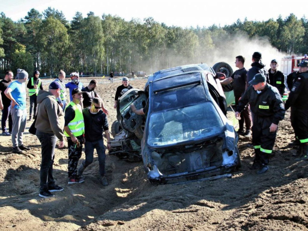Ścigają się gratami i mają z tego frajdę. Na torze są zderzenia, wywrotki i dachowania! Super! [GALERIA FOTO]