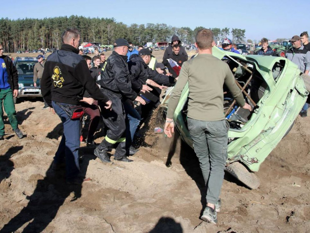 Ścigają się gratami i mają z tego frajdę. Na torze są zderzenia, wywrotki i dachowania! Super! [GALERIA FOTO]