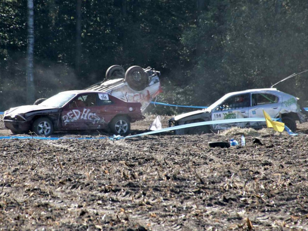 Ścigają się gratami i mają z tego frajdę. Na torze są zderzenia, wywrotki i dachowania! Super! [GALERIA FOTO]