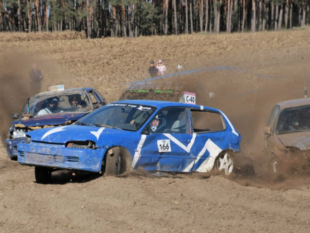 Ścigają się gratami i mają z tego frajdę. Na torze są zderzenia, wywrotki i dachowania! Super! [GALERIA FOTO]