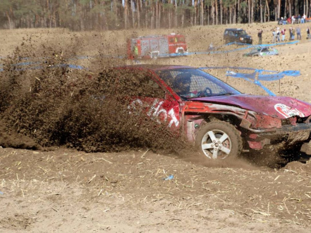 Ścigają się gratami i mają z tego frajdę. Na torze są zderzenia, wywrotki i dachowania! Super! [GALERIA FOTO]