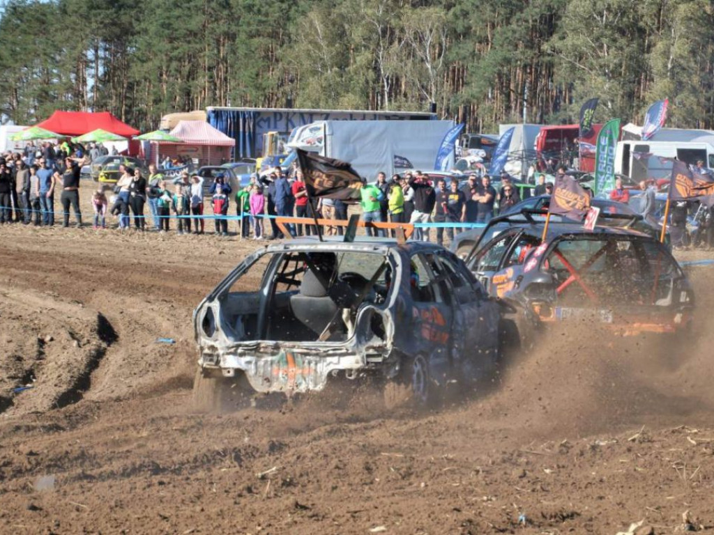 Ścigają się gratami i mają z tego frajdę. Na torze są zderzenia, wywrotki i dachowania! Super! [GALERIA FOTO]