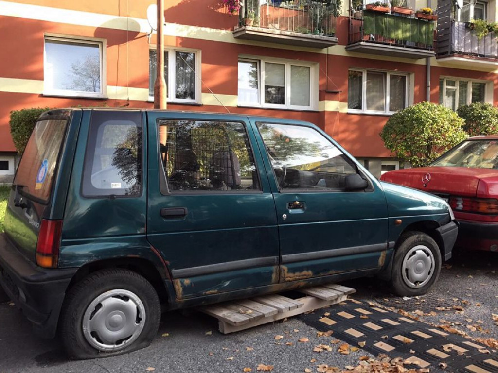 Plaga gratów na ulicach i parkingach w Głogowie. Nie ma na nich mocnych?
