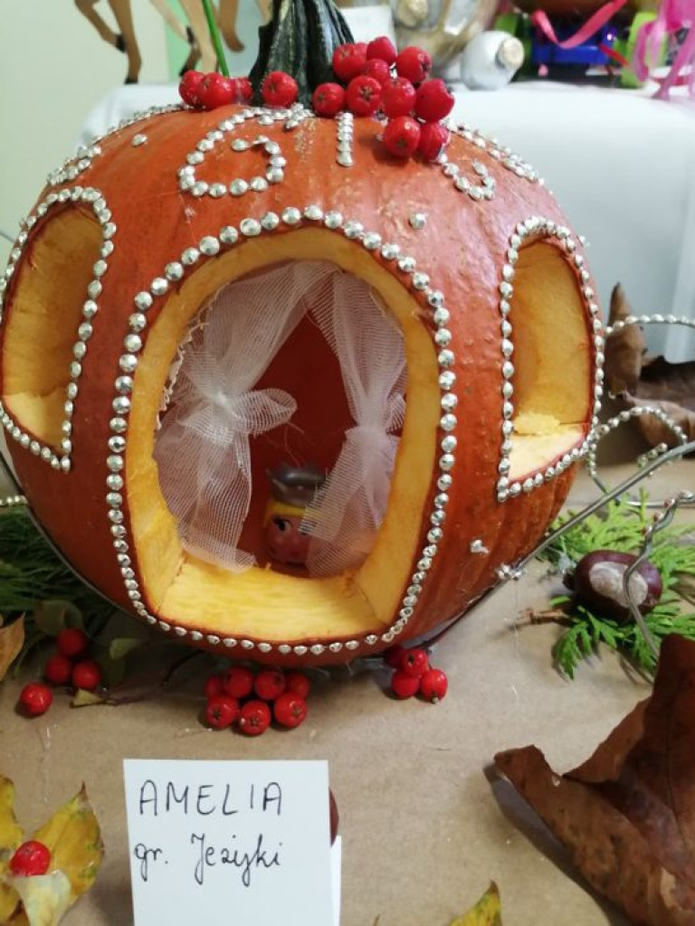 Najazd pomarańczowych karoc na przedszkole nr 15. I wszystkie są z dyni. To trzeba zobaczyć