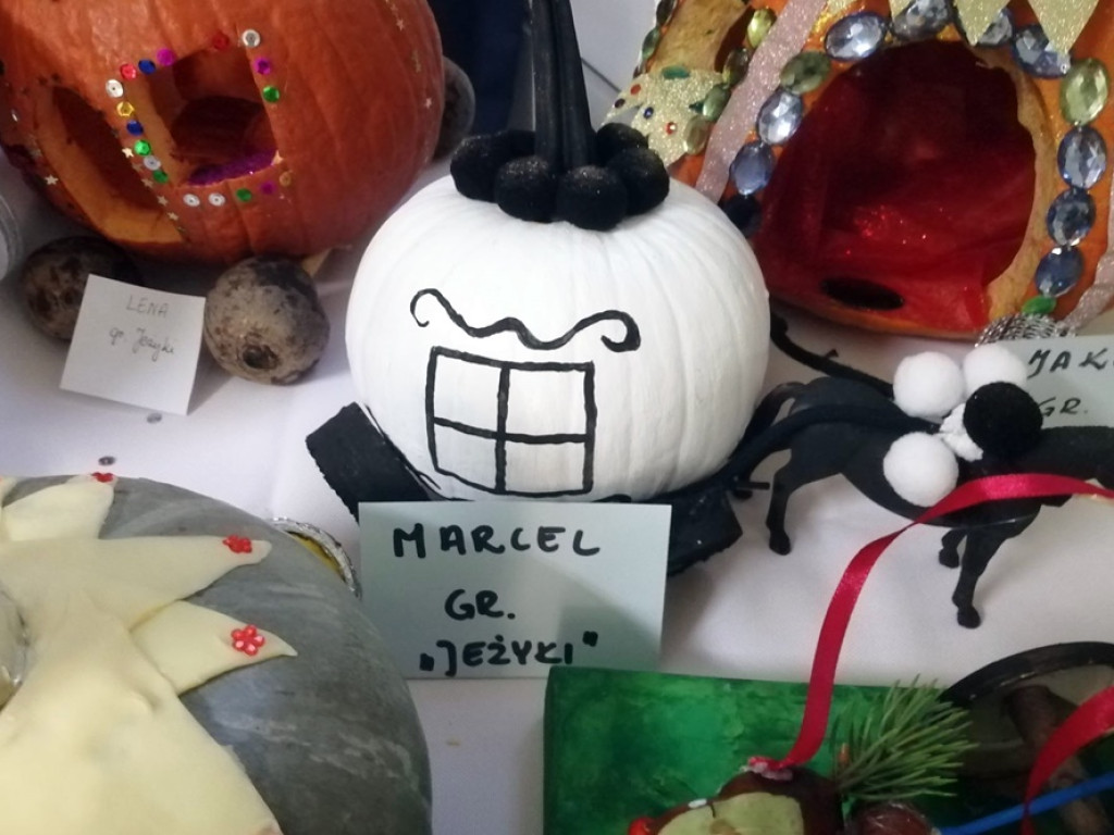Najazd pomarańczowych karoc na przedszkole nr 15. I wszystkie są z dyni. To trzeba zobaczyć