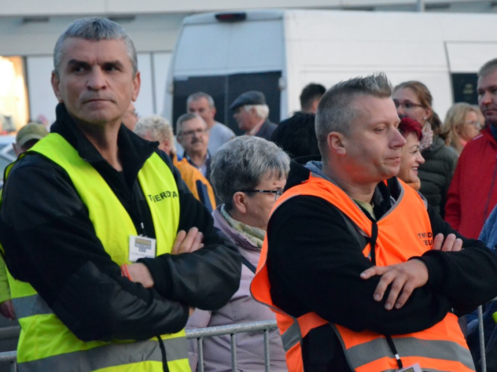 Boys na scenie i jest impreza. Disco-polo kończy huczny dzień pod galerią MultiBox