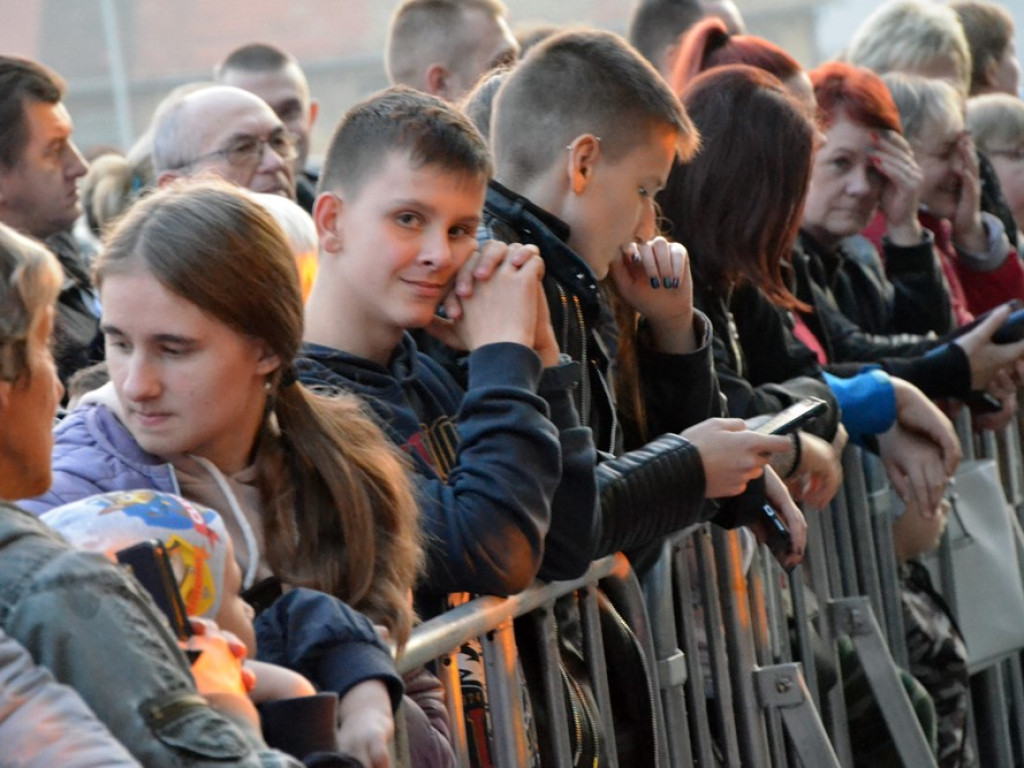 Boys na scenie i jest impreza. Disco-polo kończy huczny dzień pod galerią MultiBox