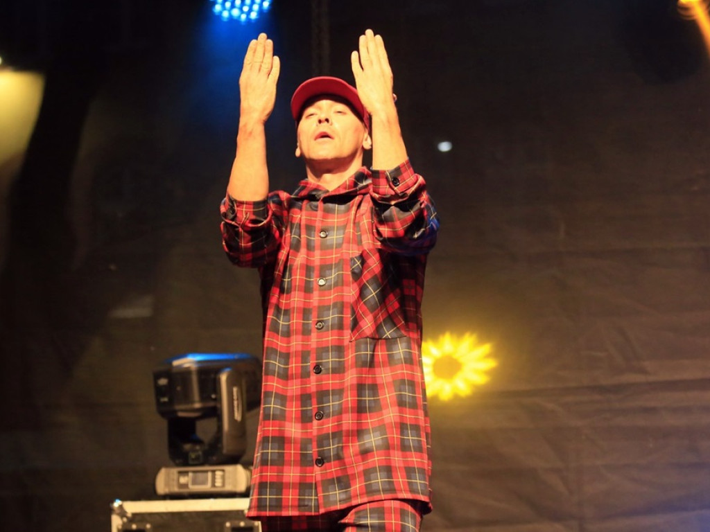 Boys na scenie i jest impreza. Disco-polo kończy huczny dzień pod galerią MultiBox
