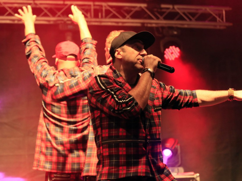 Boys na scenie i jest impreza. Disco-polo kończy huczny dzień pod galerią MultiBox