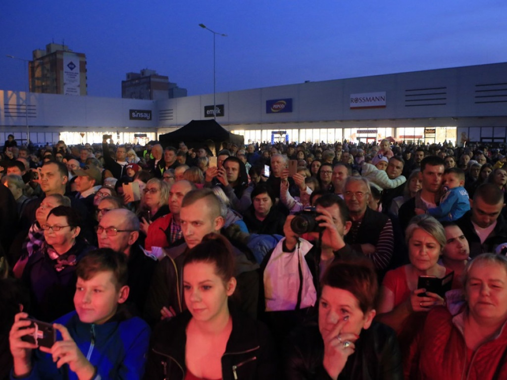 Boys na scenie i jest impreza. Disco-polo kończy huczny dzień pod galerią MultiBox