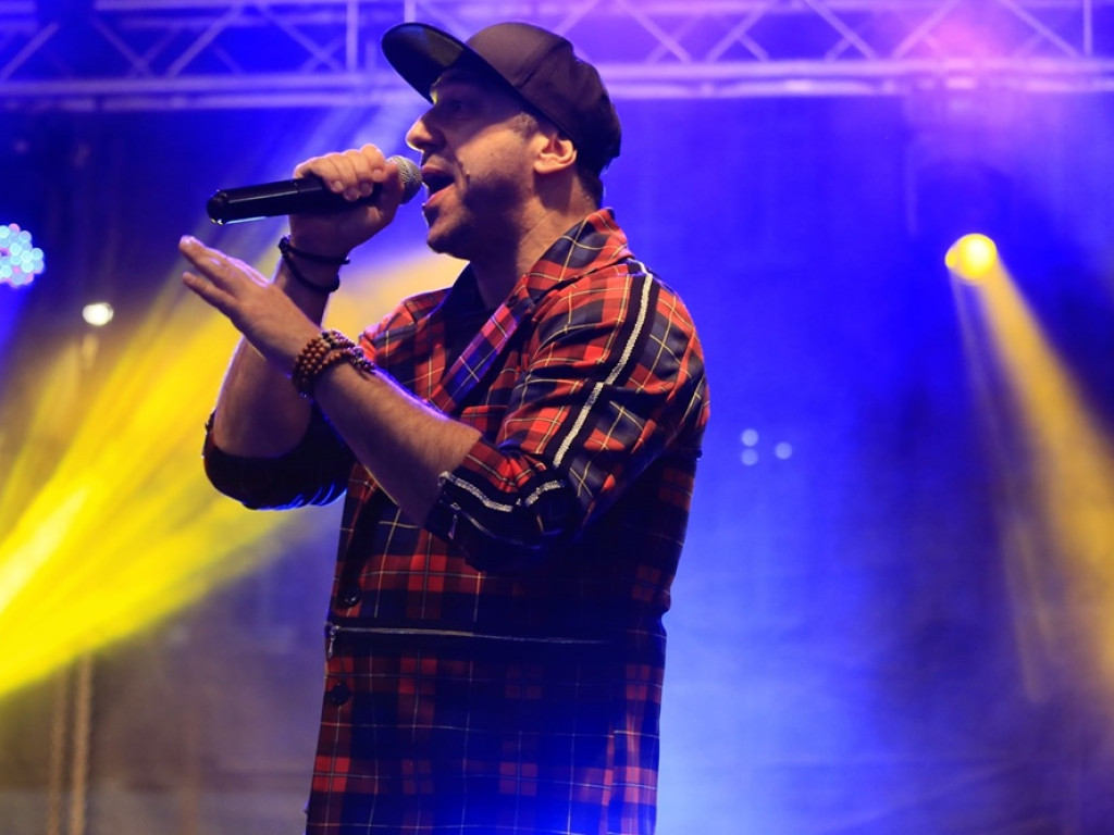 Boys na scenie i jest impreza. Disco-polo kończy huczny dzień pod galerią MultiBox