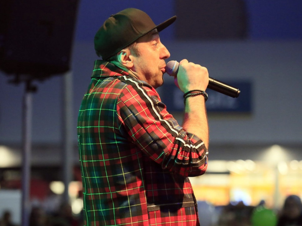 Boys na scenie i jest impreza. Disco-polo kończy huczny dzień pod galerią MultiBox