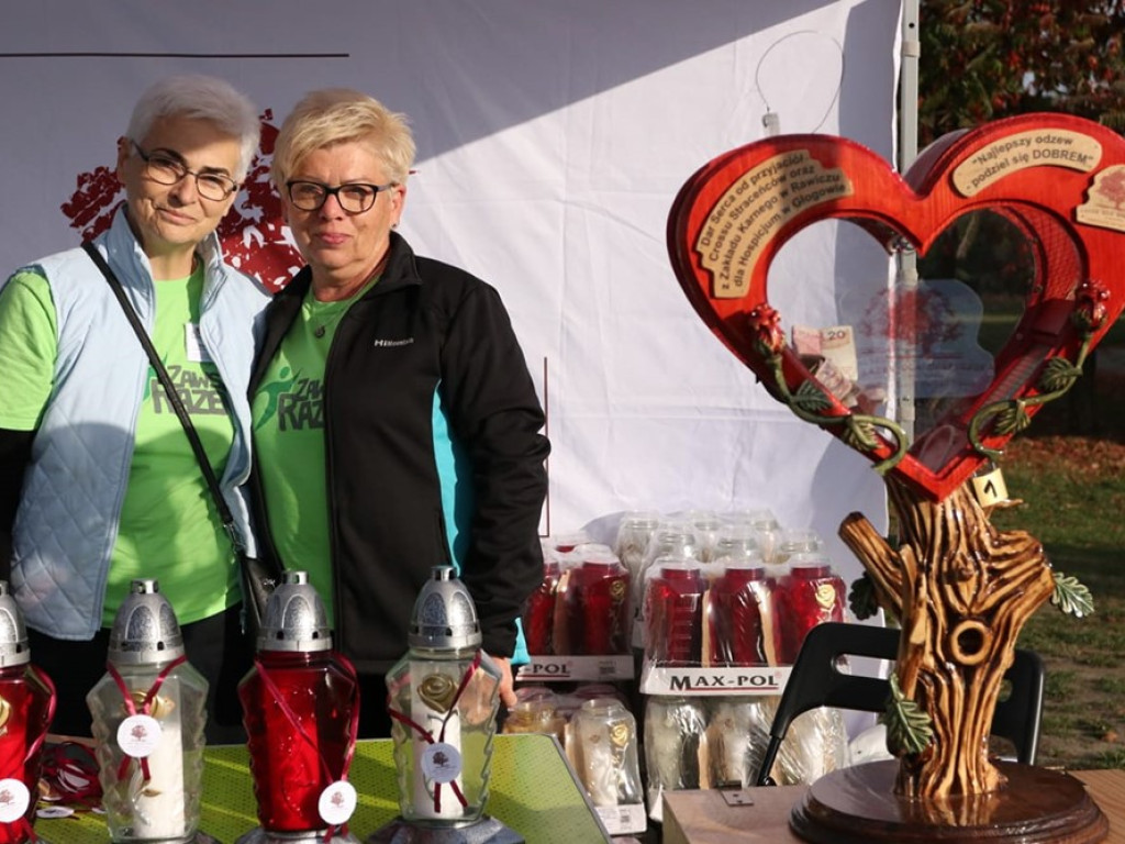 Postawcie ten symboliczny znicz z zawieszką fundacji na grobach swoich bliskich