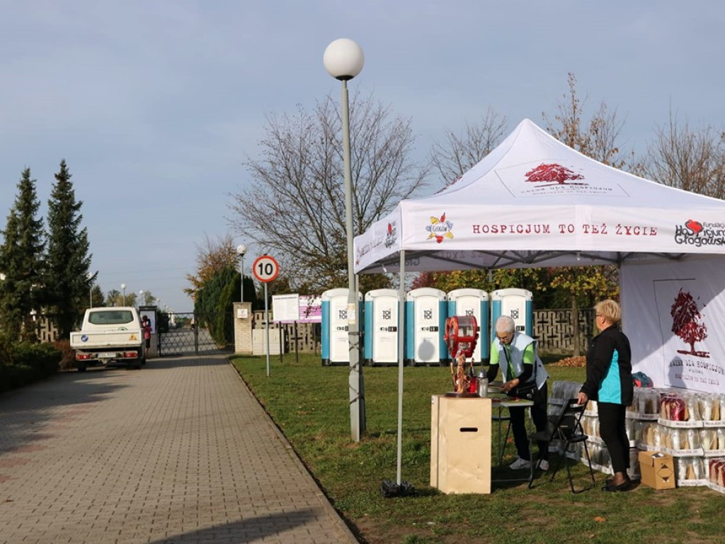 Postawcie ten symboliczny znicz z zawieszką fundacji na grobach swoich bliskich