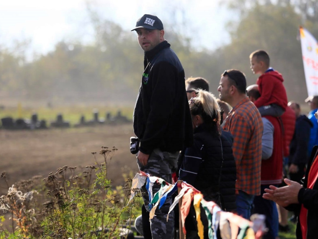 Kilka minut, cztery dachowania...Wyścigi samochodowych wraków w Głogowie