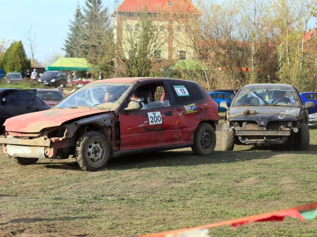 Kilka minut, cztery dachowania...Wyścigi samochodowych wraków w Głogowie