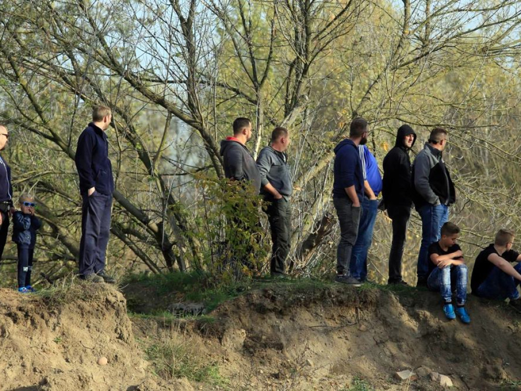 Kilka minut, cztery dachowania...Wyścigi samochodowych wraków w Głogowie