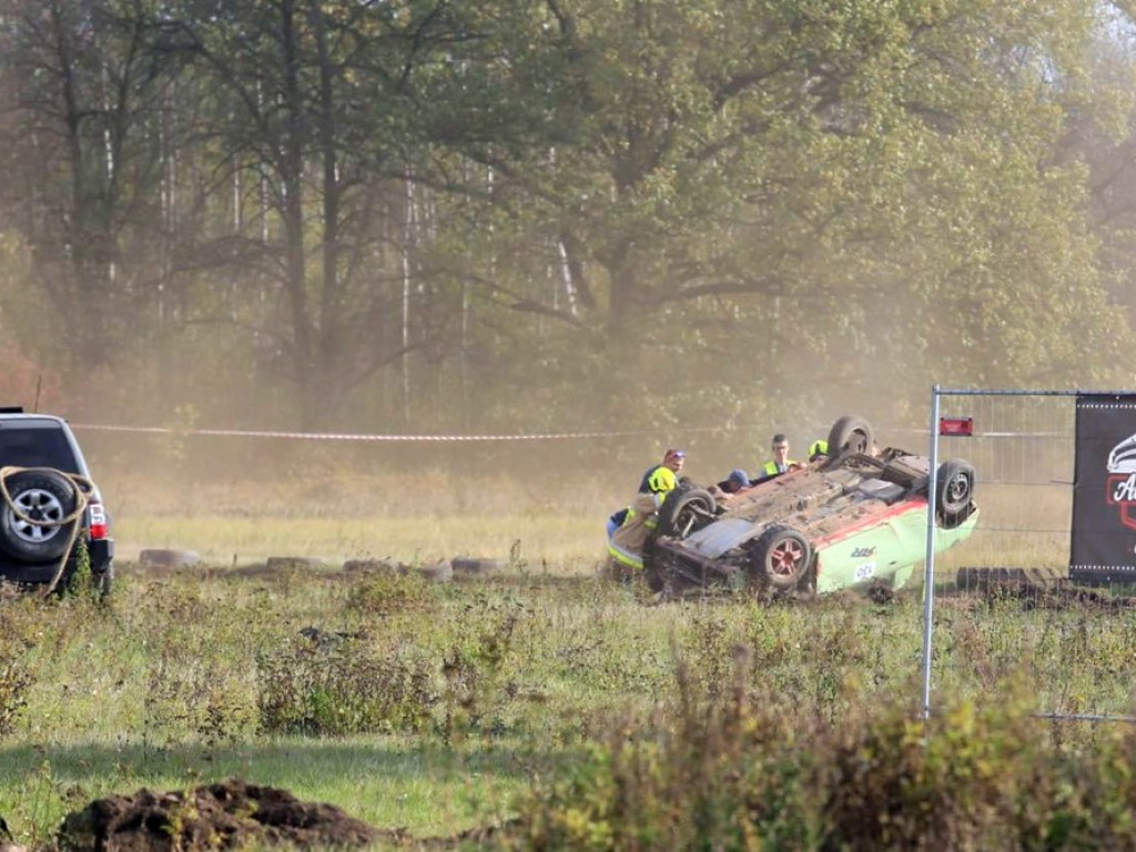 Kilka minut, cztery dachowania...Wyścigi samochodowych wraków w Głogowie