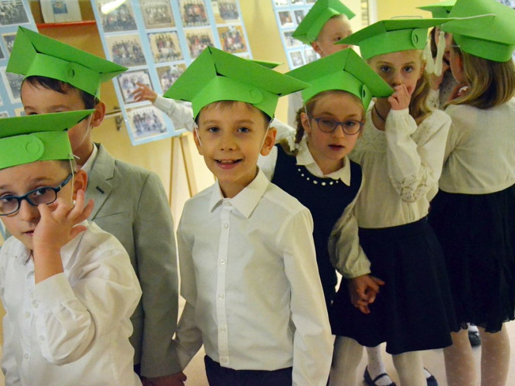 Witaj szkoło! Pasowanie uczniów klas pierwszych w miejskiej ósemce