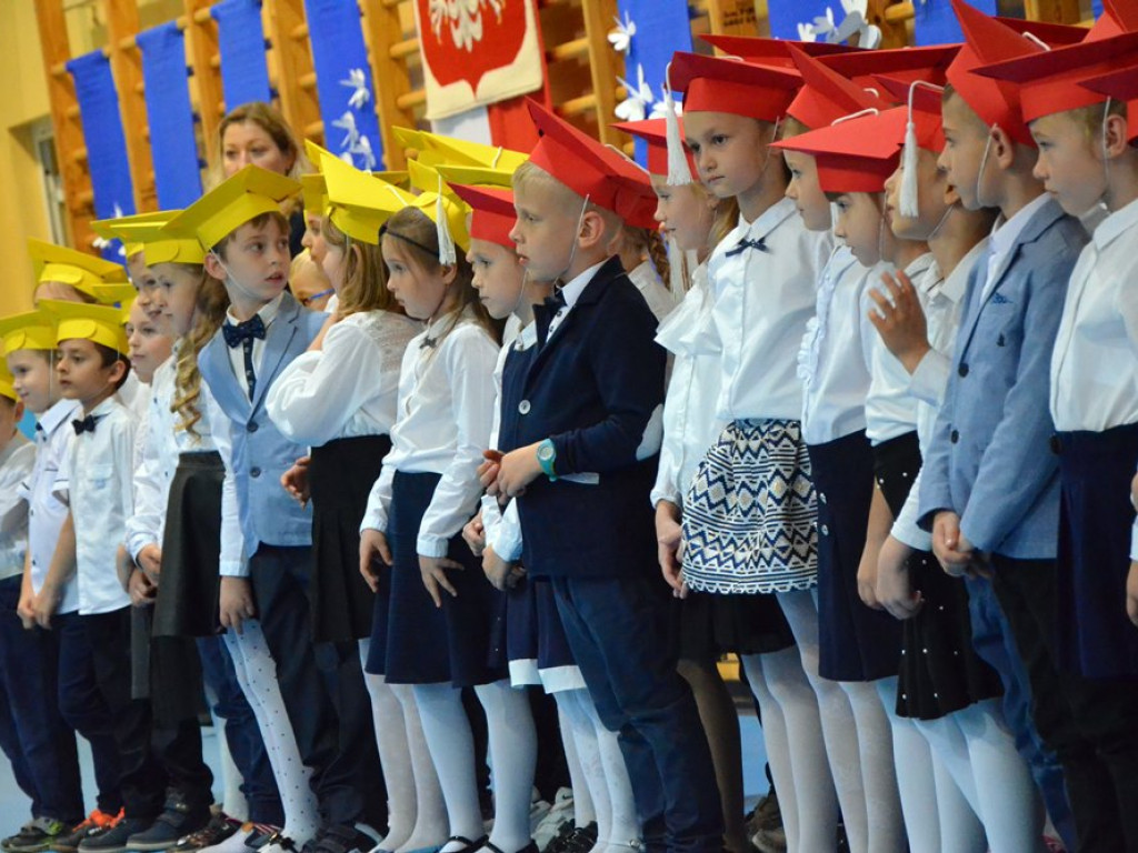 Witaj szkoło! Pasowanie uczniów klas pierwszych w miejskiej ósemce
