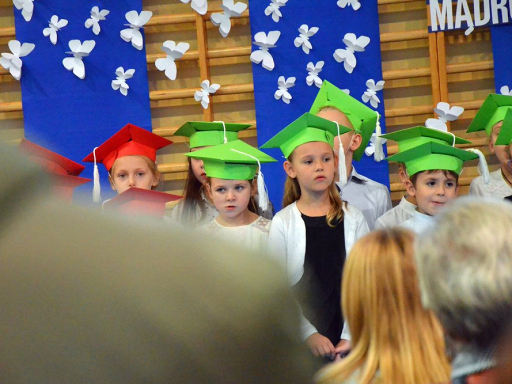 Witaj szkoło! Pasowanie uczniów klas pierwszych w miejskiej ósemce
