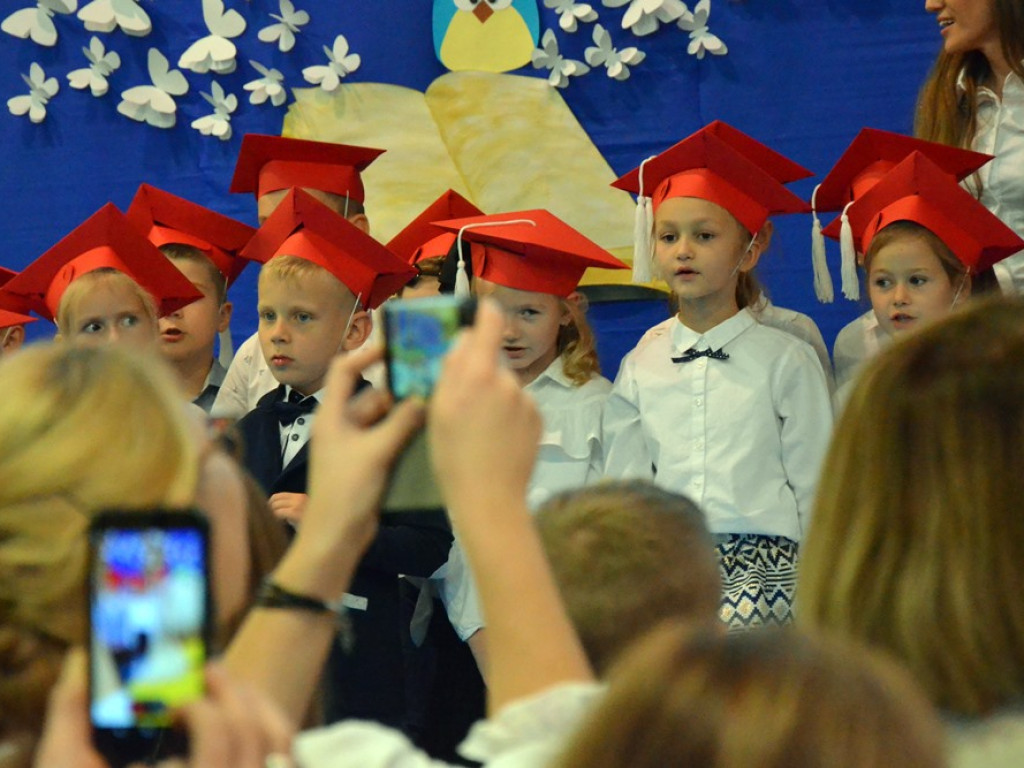 Witaj szkoło! Pasowanie uczniów klas pierwszych w miejskiej ósemce