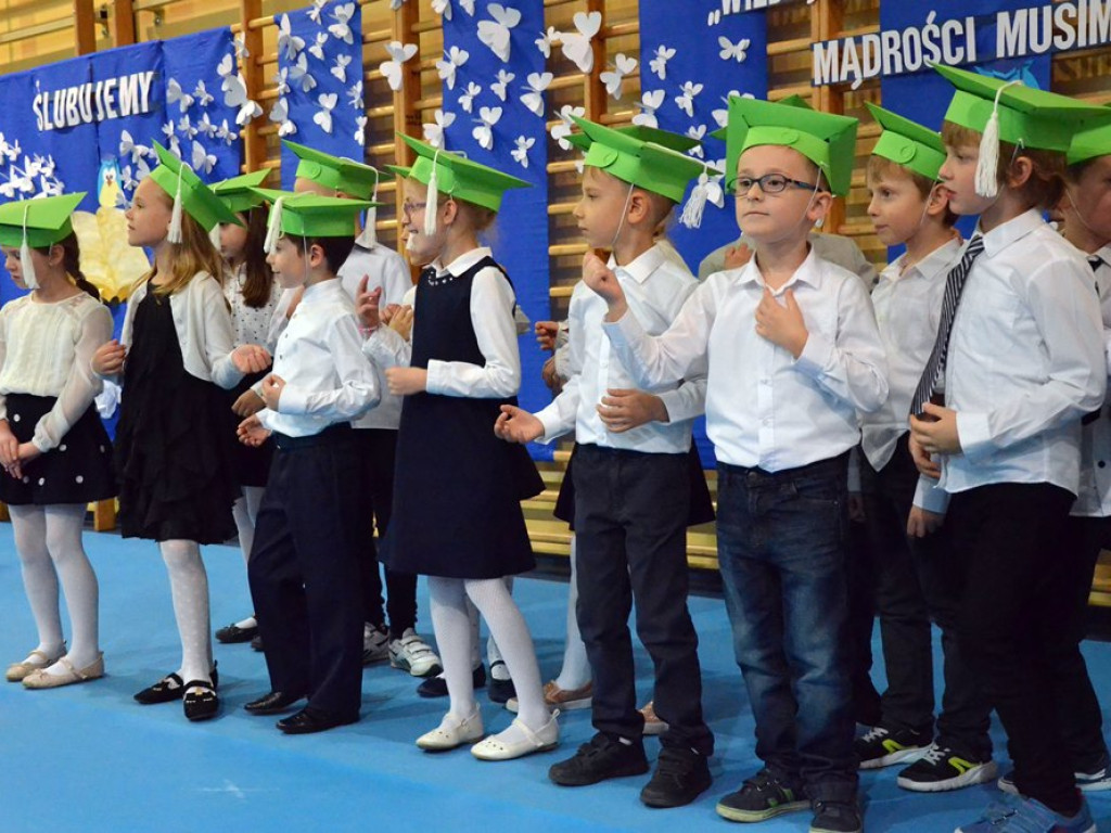 Witaj szkoło! Pasowanie uczniów klas pierwszych w miejskiej ósemce