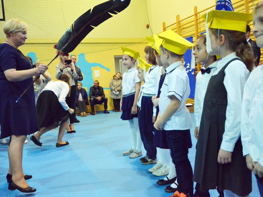 Witaj szkoło! Pasowanie uczniów klas pierwszych w miejskiej ósemce