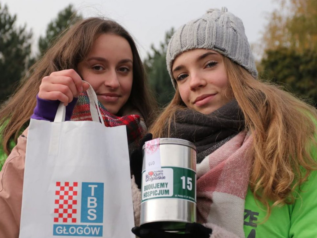 Już rozpalają serca dla hospicjum! Akcja przy cmentarzach trwa. Nie zapomnijcie zabrać ze sobą trochę gotówki