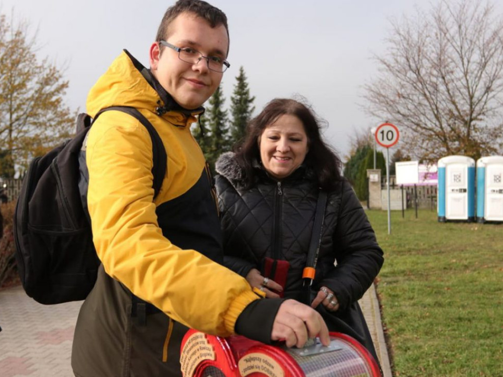 Już rozpalają serca dla hospicjum! Akcja przy cmentarzach trwa. Nie zapomnijcie zabrać ze sobą trochę gotówki
