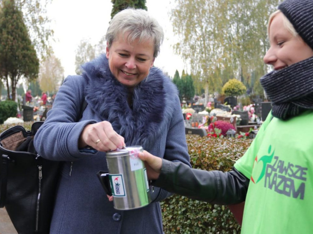 Już rozpalają serca dla hospicjum! Akcja przy cmentarzach trwa. Nie zapomnijcie zabrać ze sobą trochę gotówki