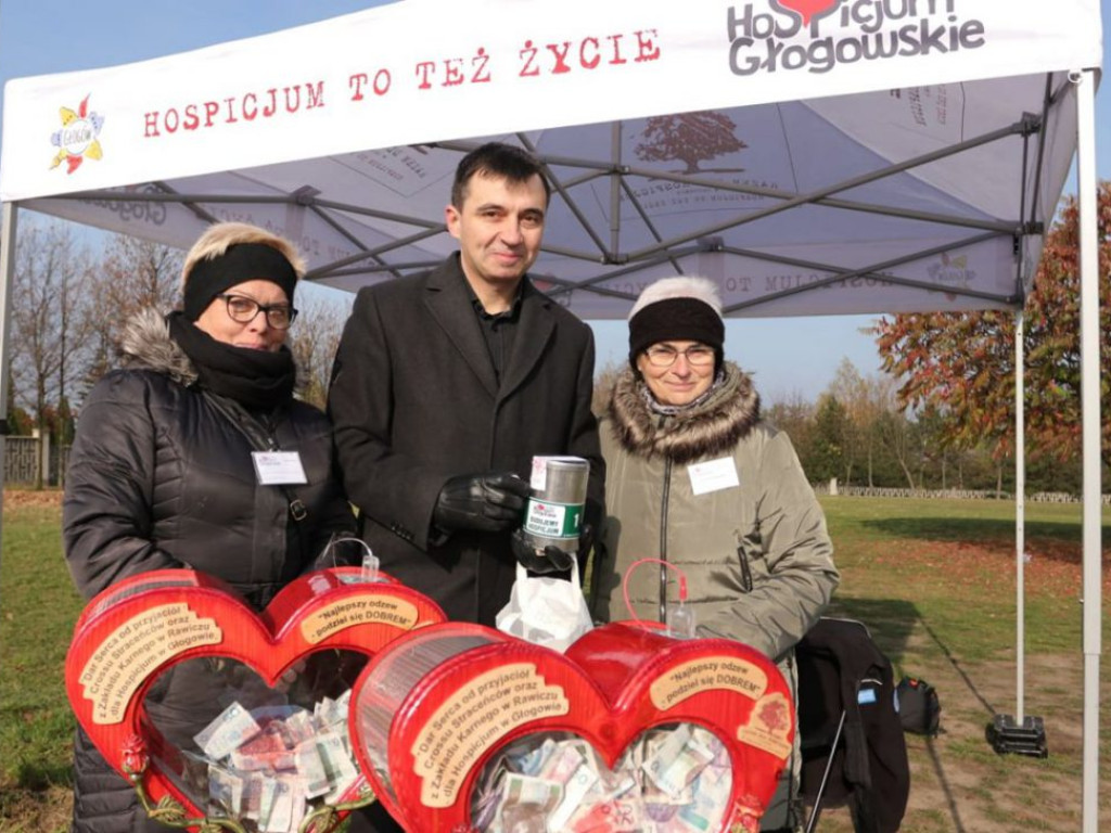 Już rozpalają serca dla hospicjum! Akcja przy cmentarzach trwa. Nie zapomnijcie zabrać ze sobą trochę gotówki