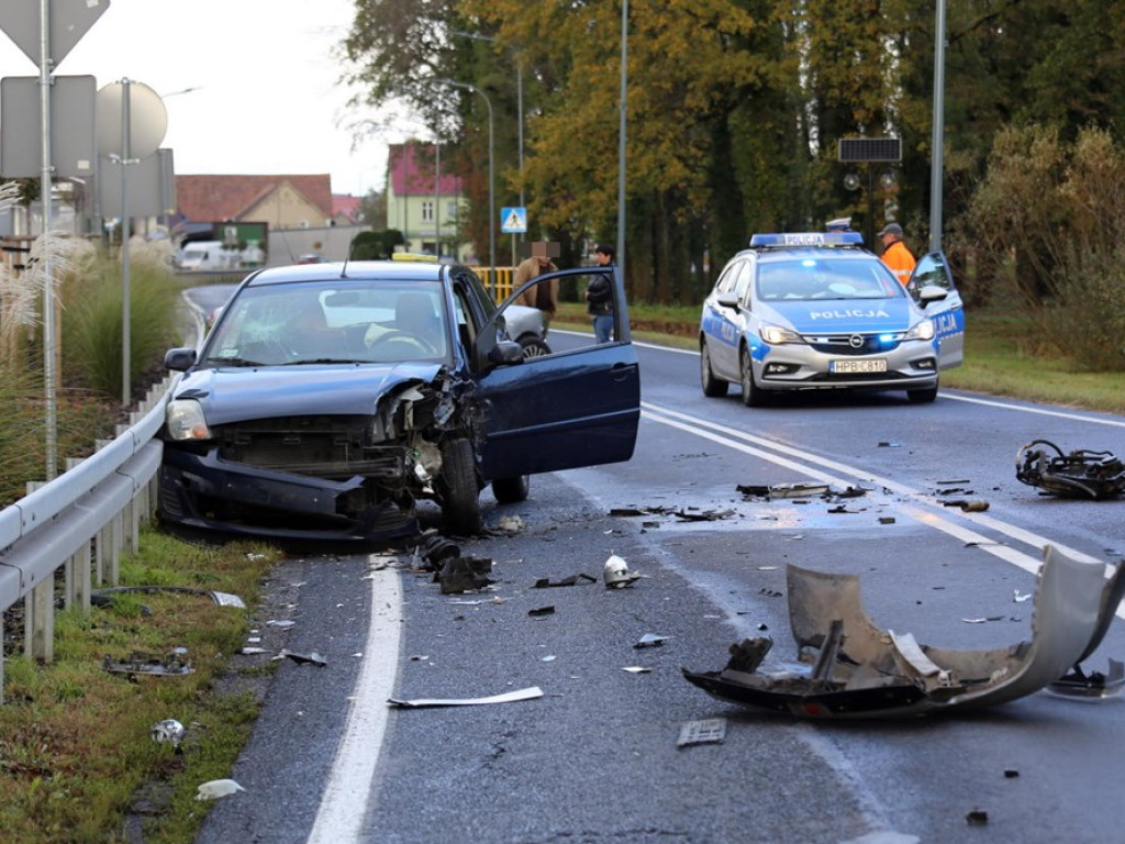 Wypadek w Radwanicach na krajowej dwunastce. Audi uderzyło w forda