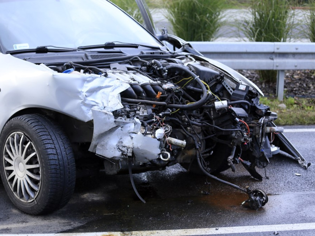 Wypadek w Radwanicach na krajowej dwunastce. Audi uderzyło w forda
