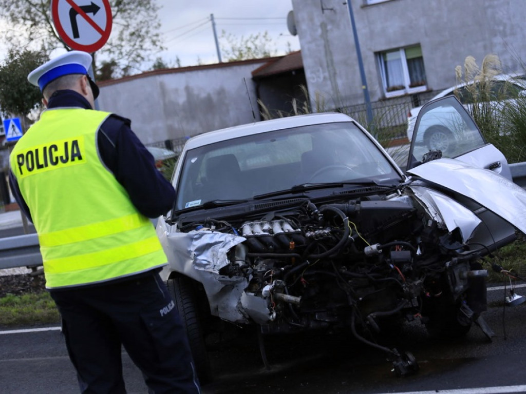 Wypadek w Radwanicach na krajowej dwunastce. Audi uderzyło w forda
