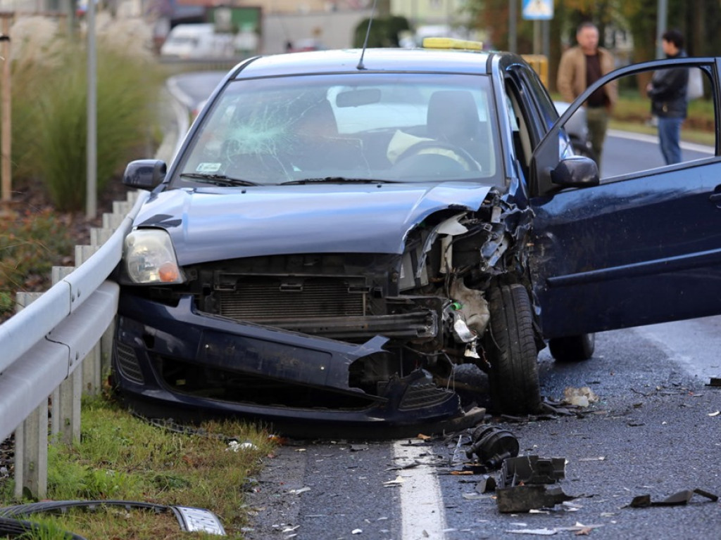 Wypadek w Radwanicach na krajowej dwunastce. Audi uderzyło w forda