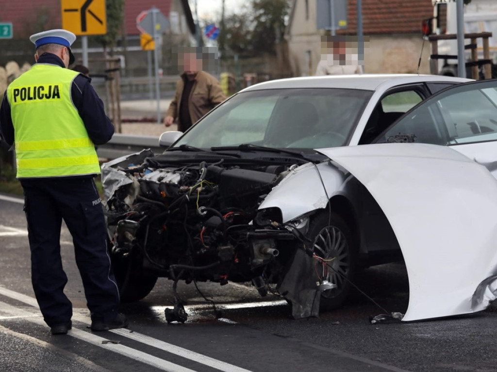 Wypadek w Radwanicach na krajowej dwunastce. Audi uderzyło w forda
