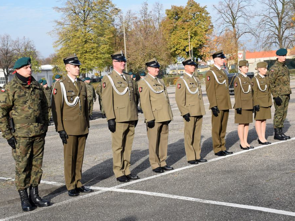 Uroczystość 4 Głogowskiego Batalionu Inżynieryjnego. Z okazji Święta Niepodległości awanse i nagrody dla żołnierzy