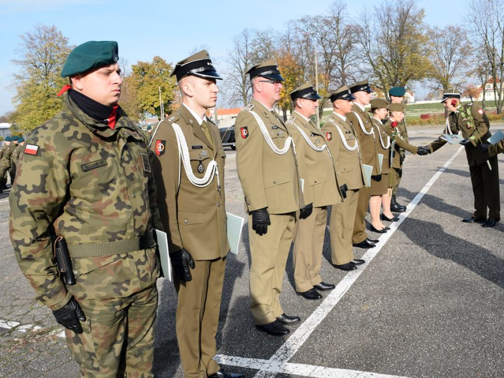 Uroczystość 4 Głogowskiego Batalionu Inżynieryjnego. Z okazji Święta Niepodległości awanse i nagrody dla żołnierzy