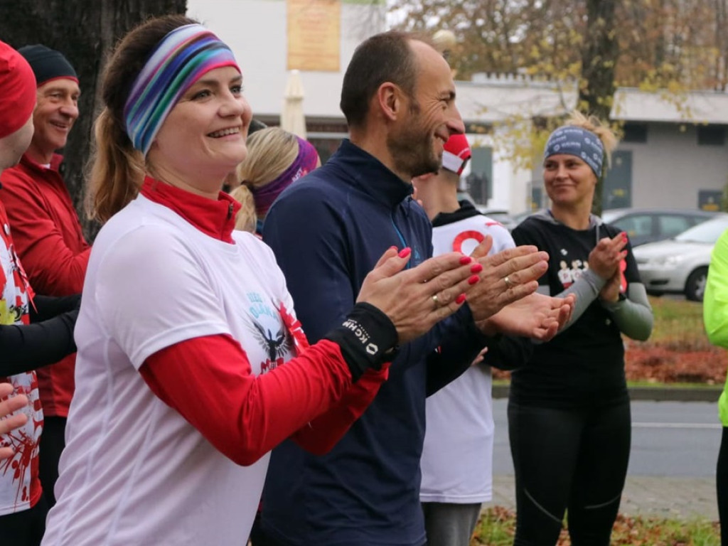 Biało-czerwony bieg w parku. Uczestnicy odpowiedzieli na apel z okazji Święta Niepodległości