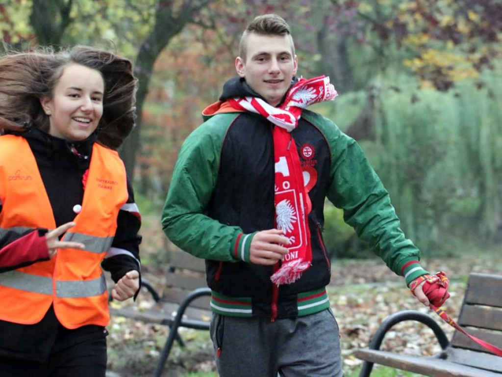 Biało-czerwony bieg w parku. Uczestnicy odpowiedzieli na apel z okazji Święta Niepodległości