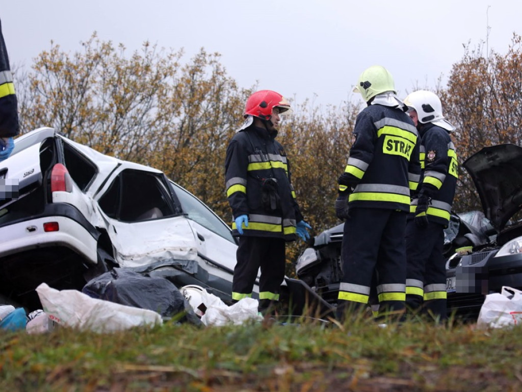 Peugeot wpadł w poślizg i się stało. Sześć osób poszkodowanych. ZDJĘCIA